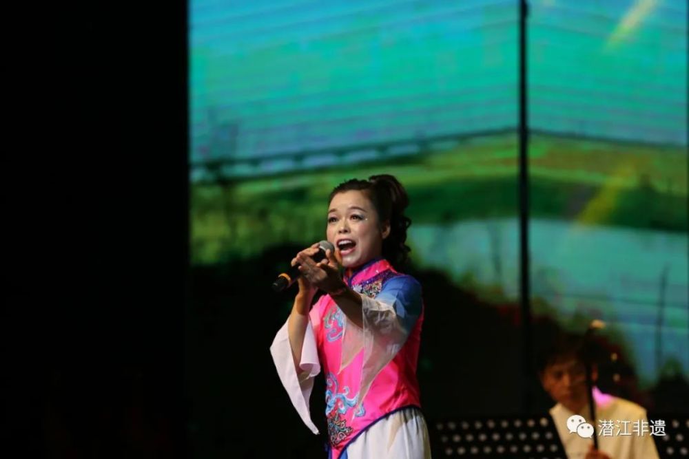 美国达人秀金色按钮代表什么_美国达人秀唱歌金色按_美国达人秀金色按钮时的歌曲