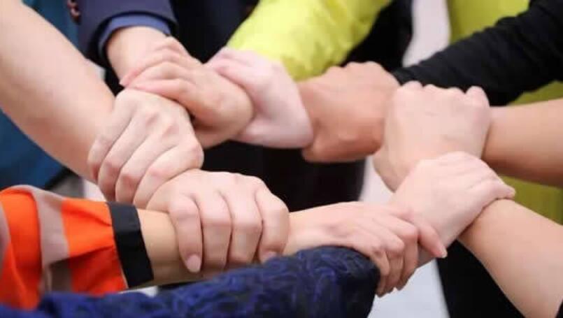 双人手机游戏工作室怎么玩_工作手机游戏双人_手机双人小游戏有什么